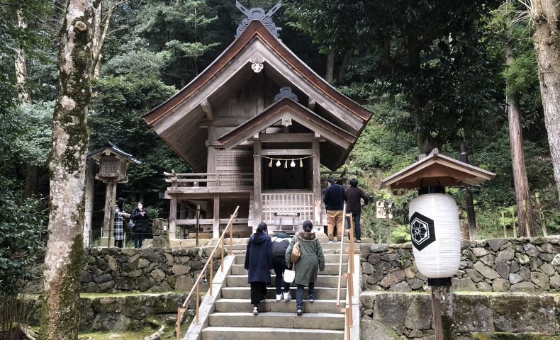 出雲大社のパワースポットと言われる素鵞社 そがのやしろ のお砂と八雲山の岩について スピリチュアルって何なの 何ができるの