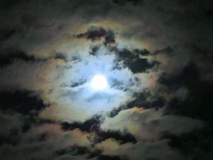 スピリチュアルな観点での虹色とチャクラの関係や夜の虹 彩雲 日暈 月暈などについて スピリチュアルって何なの 何ができるの